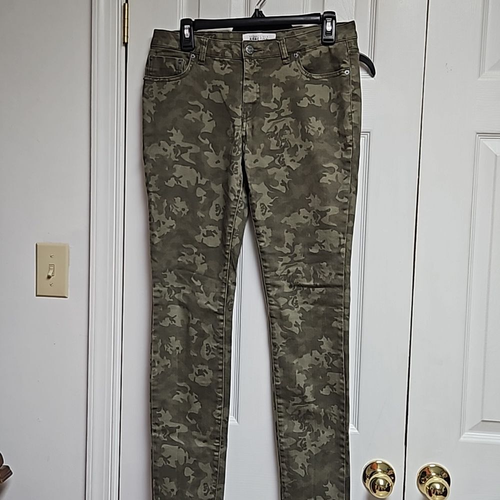 Kenneth Cole Reaction size 29 skinny camo jeans